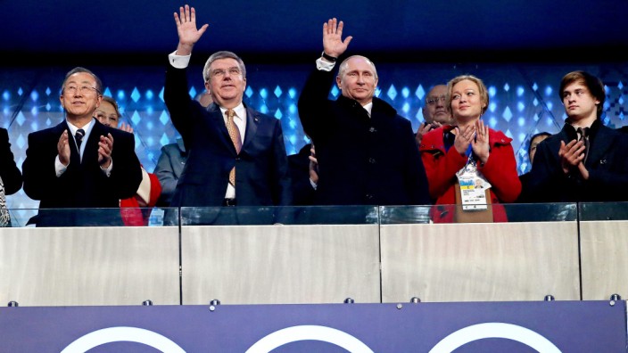Russland und der Sport: Gute Bekannte: IOC-Chef Thomas Bach (winkend, links) hatte schon 2014 Dusel, dass sein Tête-à-Tête mit Kreml-Boss Wladimir Putin (winkend, rechts) am Ende der Sotschi-Spiele, als der Einmarsch auf die Krim schon vorbereitet war, nicht größere Aufmerksamkeit erfuhr.