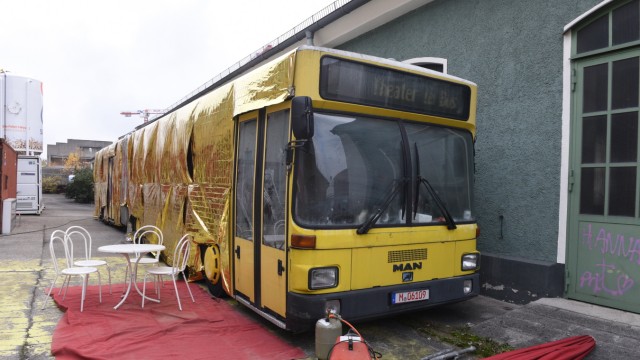 Neuhausen: Theater auf Rädern: Ein ehemaliger Linienbus wurde zur Bühne umfunktioniert, Schauspieler und Publikum kommen sich ganz nah