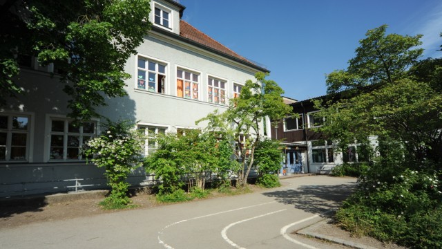 Allach/Untermenzing: Derzeit ist das Schulzentrum an der Pfarrer-Grimm-Straße überlastet - das soll sich mithilfe eines Umbaus, Neubaus oder einem Umzug ändern.