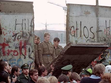 Sicherheitskonferenz Sicherheitspolitik AP; im Bild: der Fall der Berliner Mauer