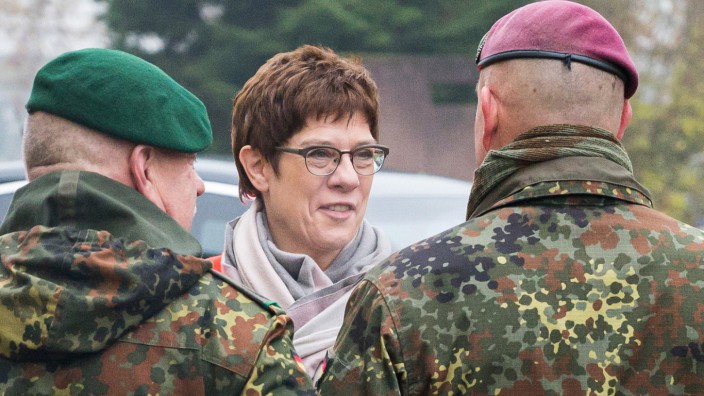 Bundeswehr: Annegret Kramp-Karrenbauer (CDU) besucht eine Kaserne im Saarland