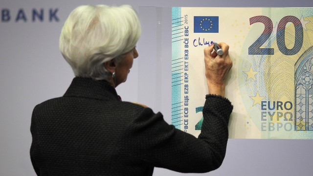 EZB: Die neue EZB-Präsidentin Christine Lagarde hat ihren Namen erstmals auf einem Musterexemplar des neuen 20-Euro-Scheins verewigt und löst damit ihren Vorgänger Mario Draghi sukzessive auch auf den Euro-Banknoten ab.
