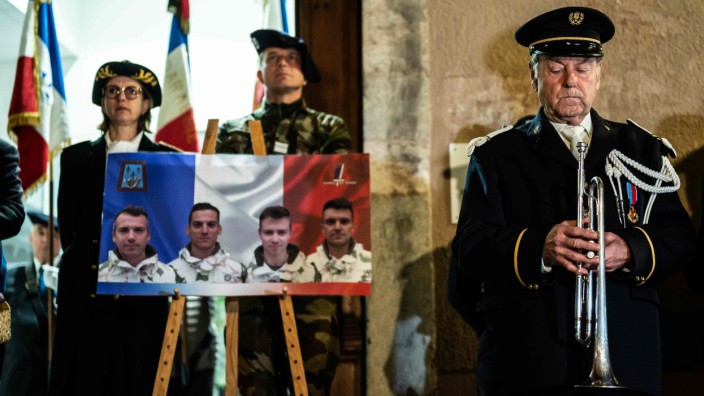 Verteidigungspolitik: In der Stadt Gap im Südosten Frankreichs trauern Bewohner und Armeeangehörige um die verstorbenen Soldaten in Mali.