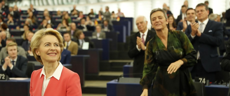 Abstimmung über EU-Kommission: Ursula von der Leyen erhält Applaus im EU-Parlament.
