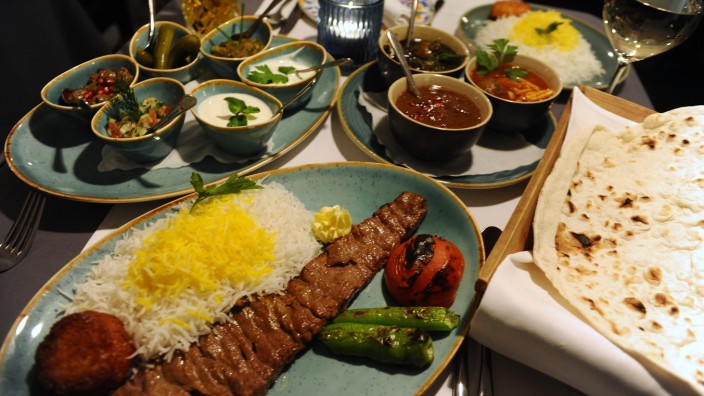 Tahdig: Essen im Mittleren Osten, das heißt der Tisch wird voll beladen mit Gerichten, die man auch gut teilen kann.