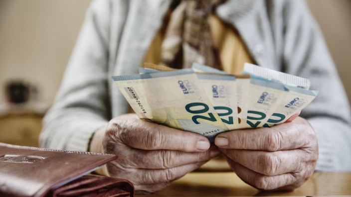 Hand einer Seniorin mit Euroscheinen, zählt ihr Geld, Deutschland, Europa *** Hand of a senior citizen with euro notes