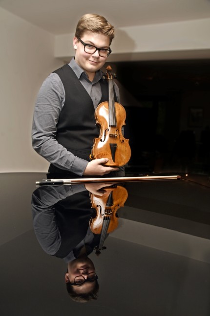 Musiker aus Emmering: Tassilo Probst spielt nicht nur hervorragend Geige, sondern auch ganz ordentlich Klavier - eine Voraussetzung, um an der Musikhochschule studieren zu dürfen.