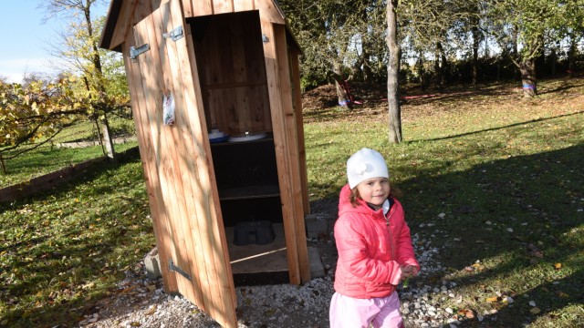Garchinger Kindergarten: Für dringende Bedürfnisse steht ein Kompostklo zur Verfügung.
