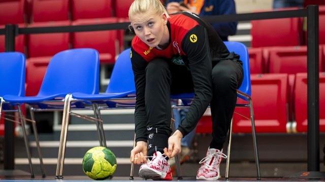 Stuttgart, Deutschland 21. November 2019: EHF Frauen Testspiel - Deutschland vs. Montenegro Kim Naidzinavicius (Deutschl