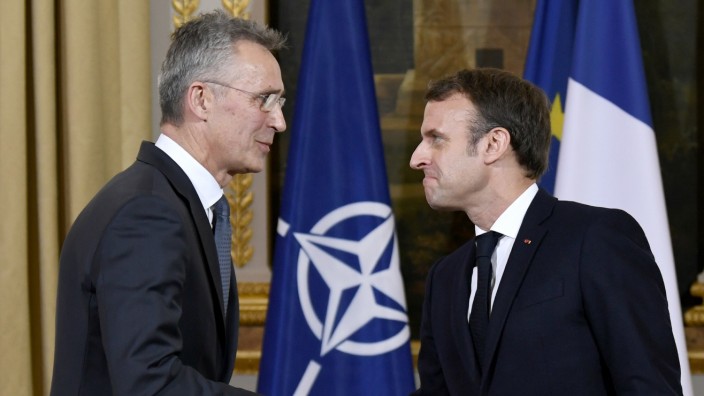 Verteidigungspolitik: Offener Dissens: Frankreichs Präsident Emmanuel Macron (rechts) und Nato-Generalsekreträr Jens Stoltenberg am Donnerstag in Paris.