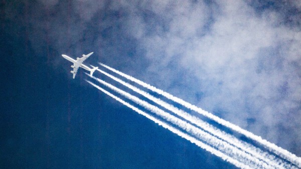 Klimaschutz: Flugzeug hinterlässt Kondensstreifen am Himmel