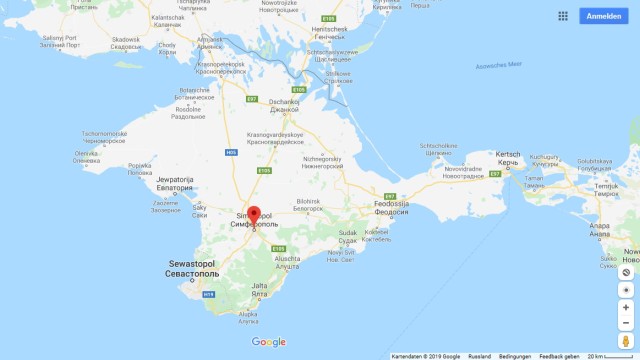 Annektierte Halbinsel: Google Maps zeigt in Russland eine durchgezogene Linie als Staatsgrenze in Norden der Krim. Auch die Ortsnamen auf der Halbinsel sind auf Russisch, z. B. Симферополь anstelle Сімферополь (dt. Simferopol), sowie Евпатория statt Євпаторія (dt. Jewpatorija).