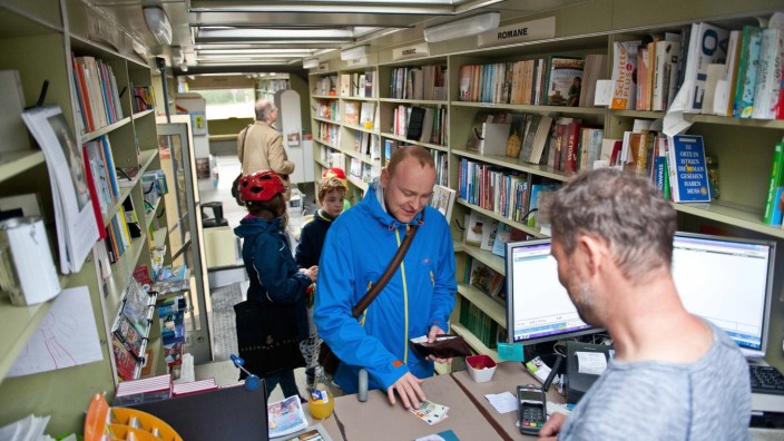 Lesen nach Fahrplan: Seit mehr als 50 Jahren versorgt der Augsburger Bücherbus die Einwohner der Außenbezirke der Stadt mit Lesestoff.