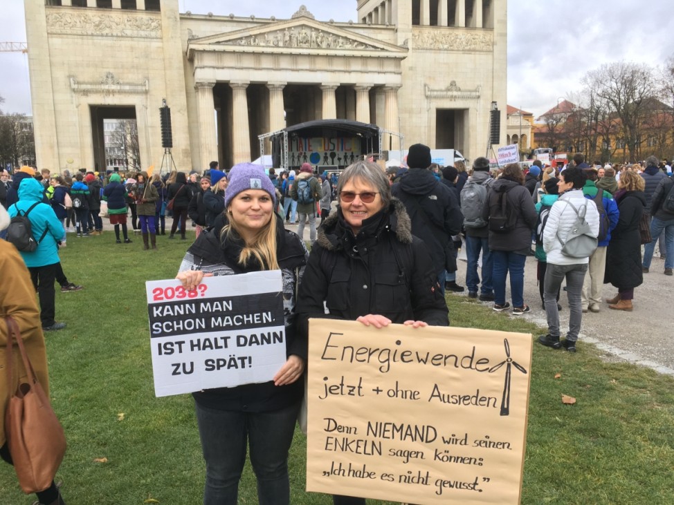 FFF Demo München Lisa Huber, 29, und Bärbel Zankl, 60