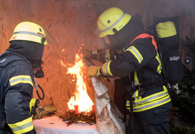 Feuerwehr zeigt Gefahren zu Weihnachten und Silvester