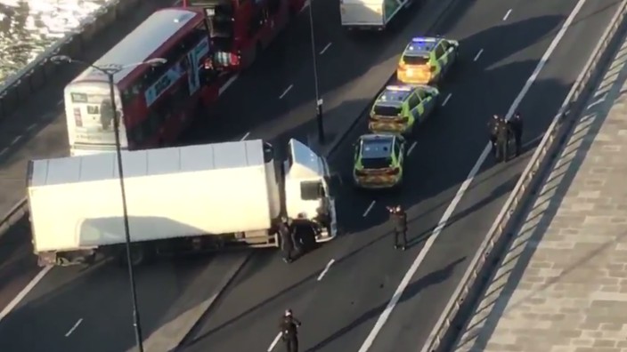 London Bridge: Bewaffnete Polizisten stehen um einen weißen Lastwagen auf der London Bridge.