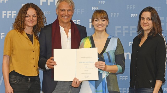 Auszeichnung: Kinochef Mathias Helwig, seine Mitarbeiterinnen Veronika Osterauer (li.) und Natalie Papapetrou (re.) sowie Digitalministerin Judith Gerlach bei der Preisverleihung.