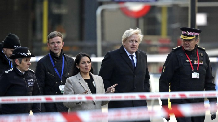 Nach Terrorangriff: Der britische Premierminister Boris Johnson, die Innenministerin Priti Patel und Londons Polizeichef Cressida Dick, besuchen den Tatort der Messerattacke.
