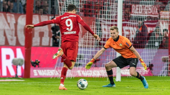 Robert Lewandowski (FC Bayern Muenchen 09), Lukas Hradecky (Bayer Leverkusen 01), FC Bayern Muenchen vs. Bayer Leverkus