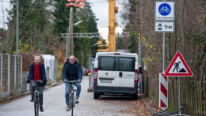 Mobilität: Dritter Bürgermeister Günter Lenz (SPD) und Grünen-Fraktionschef Axel Weingärtner gehören zu den ersten, die auf Vaterstettens neuer Fahrradstraße stilecht unterwegs sind.