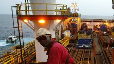 Umweltschutz: Gigantische Ölförderschiffe saugen den Meeresgrund vor Angola aus - mit gravierenden Folgen für die Umwelt.