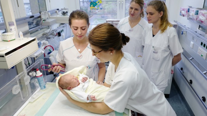 Medizin: Pflegerin Sophie schaut zu, wie Studentin Alexandra das Baby versorgt. Im gemeinsamen Team werden klassische Rollen hinterfragt.