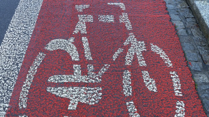 Rot markierter Fahrradweg