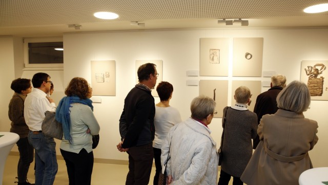 In Wolfratshausen-Waldram: Im Badehaus ist am Sonntag die Ausstellung "Von ganz unten" eröffnet worden.