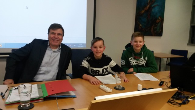 Gemeinderat Karlsfeld: Audienz im Rathaus: Die beiden elfjährigen Noah und Robin brachten ihren Wunsch bei Bürgermeister Stefan Kolbe vor.