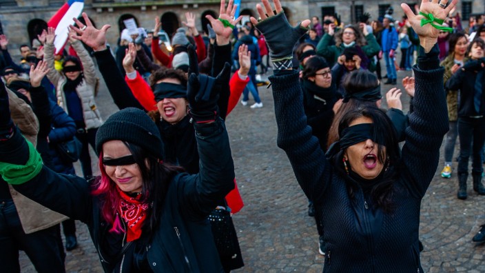 Protest in Chile: Auch in Amsterdam protestieren Frauen nach dem Vorbild von Las Tesis.