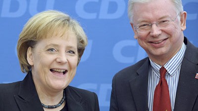 Analyse der Wahl in Hessen: Blumen von Kanzlerin Merkel: Roland Koch bleibt Ministerpräsident in Hessen - weil bei der Wahl die harten von den weichen Kriterien vertrieben wurden.