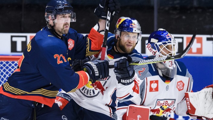 Djurgardens Patrik Berglund (L) and München s Andrew Bodnarchuk in front of the goalkeeper Kevin Reich (R) during the f; Eishockey