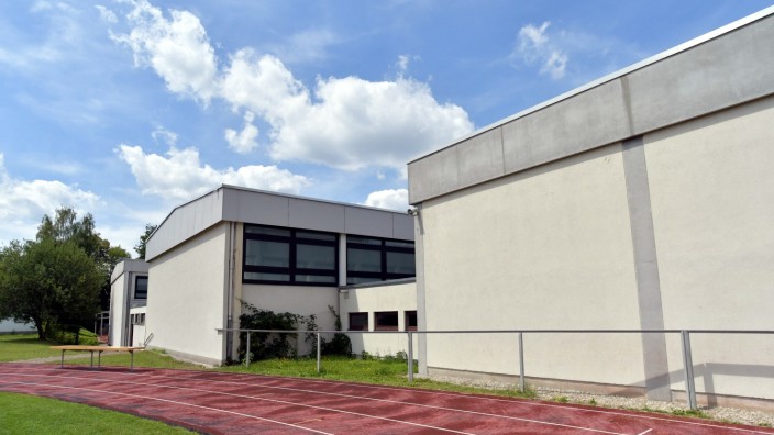 Anne-Frank-Gymnasium in Erding: Für den Neubau muss nur die Halle ganz links abgerissen werden. Die verbleibenden zwei folgen mit dem Erweiterungsbau für das Gymnasium.