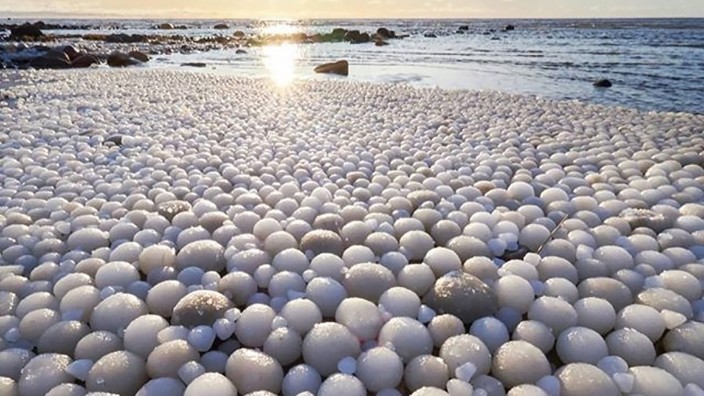 Naturphänomen: Außergewöhnlich: Diese Eier aus Eis wurden Anfang November in Finnland gesichtet.