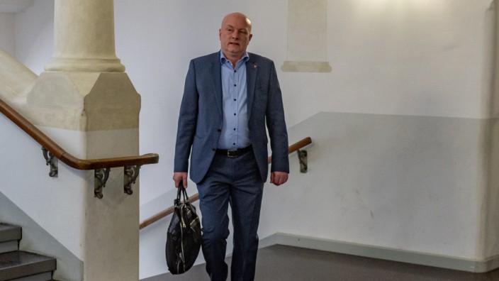 Regensburgs suspendierter Oberbürgermeister Joachim Wolbergs auf dem Weg zum Gerichtssaal.