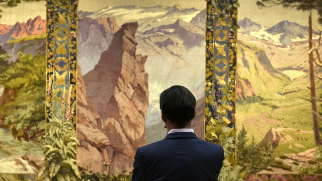 Ausstellung in der Hypo-Kunsthalle: Der Stoff aus dem das Träumen ist: Ein Besucher betrachtet den riesigen Wandteppich nach Edmond Yarz' "Die Pyrenäen".