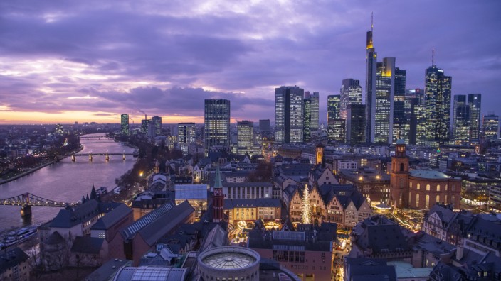 Frankfurt im letzten Tageslicht