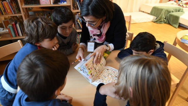 SZ-Adventskalender: In einem Raum der Grundschule an Helmholtzstraße lernen ungeübte Schüler die Kulturtechnik des Lesens.