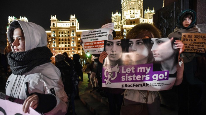 Häusliche Gewalt in Russland: In Moskau halten Demonstranten Plakate mit Bildern der drei Frauen hoch, die ihren gewalttätigen Vater ermordet haben sollen.
