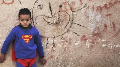 Gebergipfel in Scharm el-Scheich: Wenn im Nahen Osten alles nur so einfach wäre, wie es das Kostüm dieses kleinen Jungen in einem Flüchtlingslager bei Ramallah zum Ausdruck bringt: Dass ein "Superman" kommt und endlich alle Probleme löst. Im Moment ruhen die Hoffnungen darauf, dass die neue US-Regierung sich wieder aktiv in die Suche nach einem Frieden einschaltet.