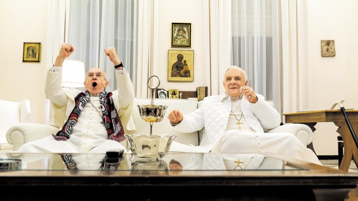 Film "Die zwei Päpste": Sie teilen Offenheit, Toleranz und Liebe für den Fußball: Papst Benedikt (Anthony Hopkins, rechts) und sein Nachfolger (Jonathyn Pryce).