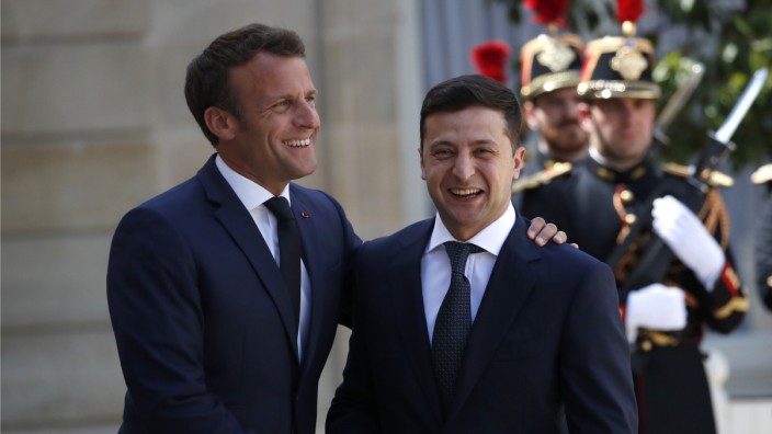 Ostukraine: Der seit Mai amtierende ukrainische Präsident Wolodimir Selenskij, hier mit Frankreichs Staatschef Emmanuel Macron, steht im Mittelpunkt eines internationalen Kräftemessens.