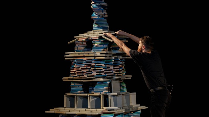 Kammerspiele: 1500 Tonbänder hat Oliver Zahn zu einer Skulptur gestapelt - und lässt viele Stimmen hören.