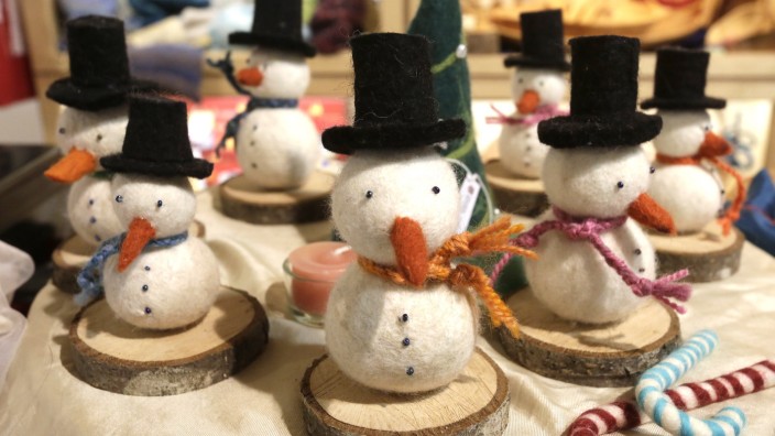 In vielen Landkreisgemeinden: Kleine Geschenke wie diese Filz-Schneemänner findet man vielleicht auf den Weihnachts- und Adventsmärkten in der Umgebung.