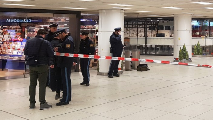 Messerangriff auf Polizisten am Hauptbahnhof München: Die Polizei sperrt den Tatort ab