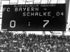 Oktober 1976: Eine Tafel zeigt das Ergebnis des Spiels Bayern gegen Schalke - eine 0:7 Niederlage für die Bayern.