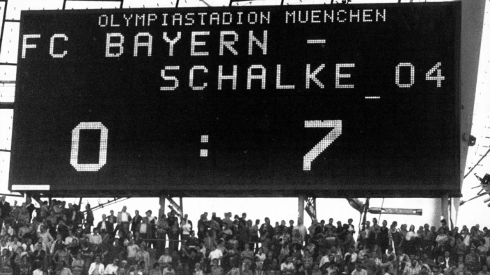 Oktober 1976: Eine Tafel zeigt das Ergebnis des Spiels Bayern gegen Schalke - eine 0:7 Niederlage für die Bayern.