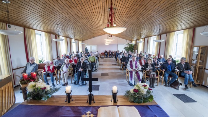 Umbau: Diakon Martin Neukamm (4.v.re.) segnet die Kapelle im Rummelsberger Stift. Während des Gesangs sitzt er neben Bürgermeisterin Eva John (3.v.re.)