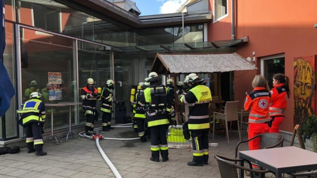 Starnberg: Feuerwehrleute aus Starnberg, Söcking und Leutstetten löschten den Brand in der Brunnangerhalle und riegelten das Gebäude ab.