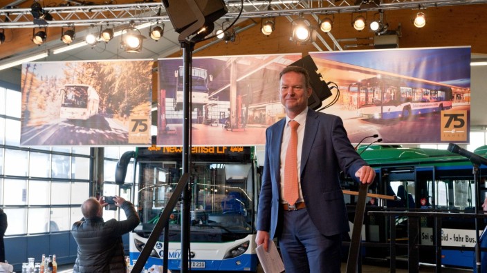 Ettenhuber: Seit kurzer Zeit hat das Unternehmen auch drei Elektrobusse im Fuhrpark; Geschäftsführer Josef Ettenhuber ist stolz auf die Innovationen.